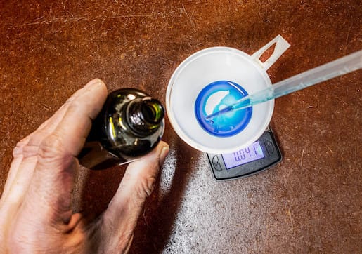 Anmischen der Harzfarbe blau für eine Stilhand Lampe