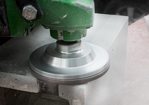 Abschleifen einer Feinbetonleuchte für eine Stilhandlampe