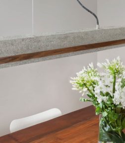 Hängeleuchte aus Beton | Stilhand | Fabricius | Rechteckleisten Nuss
