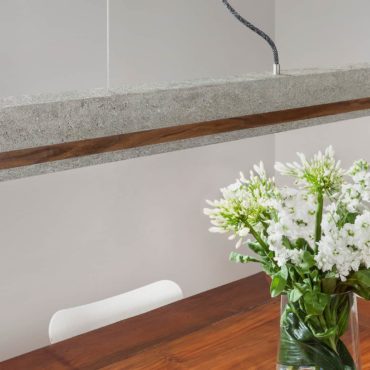 Hängeleuchte aus Beton | Stilhand | Fabricius | Rechteckleisten Nuss