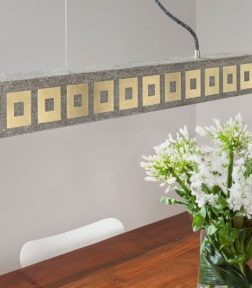Hängeleuchte aus Beton | Stilhand | Fabricius | Quadratringe Messing